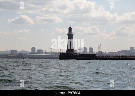 Sunderland, Regno Unito. Il 14 luglio 2018. Roker Pier a Sunderland nel nord-est dell'Inghilterra. Il 2018 Tall Ships Race ha cominciato a Sunderland, con più di cinquanta Tall navi a vela per Ebsjerg in Danimarca, la prima manche di gara, il 14 luglio 2018. Credito: Stuart Forster/Alamy Live News Foto Stock