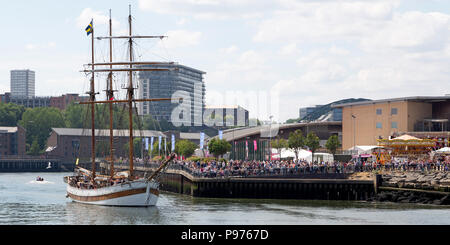 Sunderland, Regno Unito. Il 14 luglio 2018. Il Vega Gamleby vele passato il Sir università di Sunderland è Tom Carmagnola Campus a Sunderland, Inghilterra. La nave iis che partecipano alla parata di vela all'inizio del 2018 Tall Ships Race. Credito: Stuart Forster/Alamy Live News Foto Stock