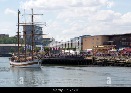 Sunderland, Regno Unito. Il 14 luglio 2018. Il Vega Gamleby vele passato il Sir università di Sunderland è Tom Carmagnola Campus a Sunderland, Inghilterra. La nave iis che partecipano alla parata di vela all'inizio del 2018 Tall Ships Race. Credito: Stuart Forster/Alamy Live News Foto Stock