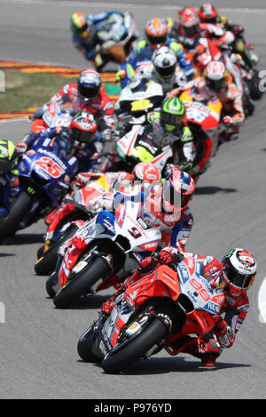 Hohenstein-ernstthal, Germania. Il 15 luglio 2018. Il tedesco Gran Premio di motociclismo, MotoGP al Sachsenring: Jorge Lorenzo (99) di Spagna conduce dopo la partenza in sella alla sua Ducati. Credito: Jan Woitas/dpa-Zentralbild/dpa/Alamy Live News Foto Stock