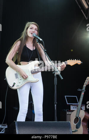 Oxfordshire, Regno Unito. Il 15 luglio 2018. Oxfordshire, Regno Unito. Il 15 luglio 2018. Catherine McGrath esegue al 2018 Cornbury Festival, grande Tew, Oxfordshire Credito: Giovanni Lambeth/Alamy Live News Credito: Giovanni Lambeth/Alamy Live News Foto Stock