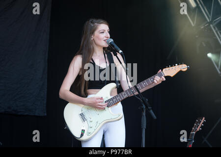 Oxfordshire, Regno Unito. Il 15 luglio 2018. Oxfordshire, Regno Unito. Il 15 luglio 2018. Catherine McGrath esegue al 2018 Cornbury Festival, grande Tew, Oxfordshire Credito: Giovanni Lambeth/Alamy Live News Credito: Giovanni Lambeth/Alamy Live News Foto Stock