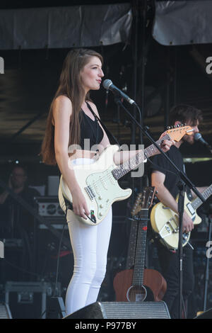 Oxfordshire, Regno Unito. Il 15 luglio 2018. Oxfordshire, Regno Unito. Il 15 luglio 2018. Catherine McGrath esegue al 2018 Cornbury Festival, grande Tew, Oxfordshire Credito: Giovanni Lambeth/Alamy Live News Credito: Giovanni Lambeth/Alamy Live News Foto Stock