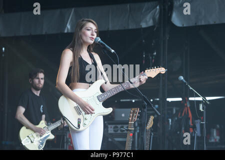 Oxfordshire, Regno Unito. Il 15 luglio 2018. Oxfordshire, Regno Unito. Il 15 luglio 2018. Catherine McGrath esegue al 2018 Cornbury Festival, grande Tew, Oxfordshire Credito: Giovanni Lambeth/Alamy Live News Credito: Giovanni Lambeth/Alamy Live News Foto Stock