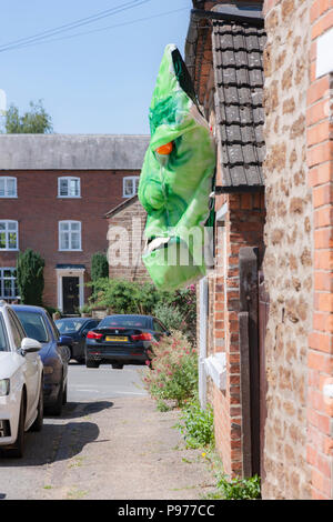 Crick, Northamptonshire, Regno Unito Il 15 luglio 2018. Crick, Spaventapasseri Festival weekend. Domenica mattina aria dello scambiatore di calore per le prime persone mentre guardando intorno al villaggio, un paio di 60+ Scarecrows punteggiati intorno vi è un percorso e di caccia al tesoro per i bambini. Credito: Keith J Smith./Alamy Live News Foto Stock