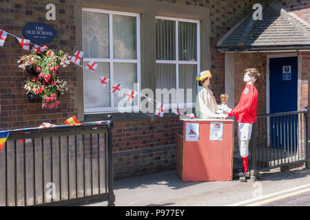 Crick, Northamptonshire, Regno Unito Il 15 luglio 2018. Crick, Spaventapasseri Festival weekend. Domenica mattina aria dello scambiatore di calore per le prime persone mentre guardando intorno al villaggio, un paio di 60+ Scarecrows punteggiati intorno vi è un percorso e di caccia al tesoro per i bambini. Credito: Keith J Smith./Alamy Live News Foto Stock