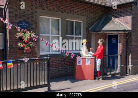 Crick, Northamptonshire, Regno Unito Il 15 luglio 2018. Crick, Spaventapasseri Festival weekend. Domenica mattina aria dello scambiatore di calore per le prime persone mentre guardando intorno al villaggio, un paio di 60+ Scarecrows punteggiati intorno vi è un percorso e di caccia al tesoro per i bambini. Credito: Keith J Smith./Alamy Live News Foto Stock