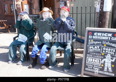 Crick, Northamptonshire, Regno Unito Il 15 luglio 2018. Crick, Spaventapasseri Festival weekend. Domenica mattina aria dello scambiatore di calore per le prime persone mentre guardando intorno al villaggio, un paio di 60+ Scarecrows punteggiati intorno vi è un percorso e di caccia al tesoro per i bambini. Credito: Keith J Smith./Alamy Live News Foto Stock