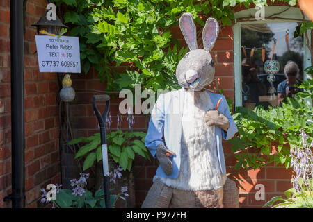 Crick, Northamptonshire, Regno Unito Il 15 luglio 2018. Crick, Spaventapasseri Festival weekend. Domenica mattina aria dello scambiatore di calore per le prime persone mentre guardando intorno al villaggio, un paio di 60+ Scarecrows punteggiati intorno vi è un percorso e di caccia al tesoro per i bambini. Credito: Keith J Smith./Alamy Live News Foto Stock