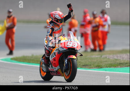 Hohenstein-ernstthal, Germania. Il 15 luglio 2017. Il tedesco Gran Premio di motociclismo, MotoGP al Sachsenring: Marc Marquez (93) La Spagna celebra la sua vittoria sulla sua Honda. Credito: Jan Woitas/dpa-Zentralbild/dpa/Alamy Live News Foto Stock