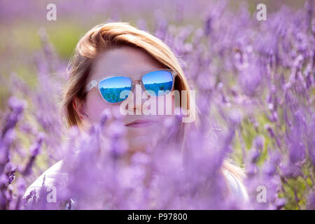 Surrey, Regno Unito. Il 15 luglio 2018. Roxy Kusznir, 26 foto di godersi il caldo e soleggiato a Mayfield Campo di lavanda, in Banstead, Surrey. Il campo nelle colline Surrery in 25 acri e aperto al pubblico, fioritura tra giugno e luglio e agosto. Credito: Oliver Dixon/Alamy Live News Foto Stock