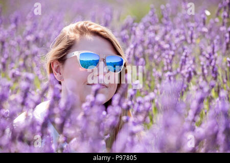 Surrey, Regno Unito. Il 15 luglio 2018. Roxy Kusznir, 26 foto di godersi il caldo e soleggiato a Mayfield Campo di lavanda, in Banstead, Surrey. Il campo nelle colline Surrery in 25 acri e aperto al pubblico, fioritura tra giugno e luglio e agosto. Credito: Oliver Dixon/Alamy Live News Foto Stock