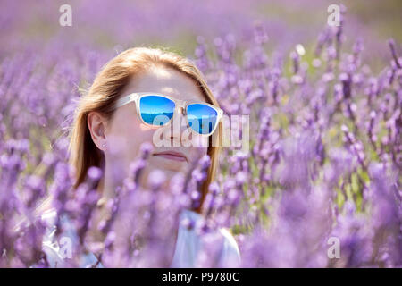 Surrey, Regno Unito. Il 15 luglio 2018. Roxy Kusznir, 26 foto di godersi il caldo e soleggiato a Mayfield Campo di lavanda, in Banstead, Surrey. Il campo nelle colline Surrery in 25 acri e aperto al pubblico, fioritura tra giugno e luglio e agosto. Credito: Oliver Dixon/Alamy Live News Foto Stock