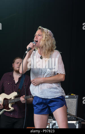 Lissie esegue al 2018 Cornbury Festival, grande Tew, Oxfordshire 15 luglio 2018. Elisabeth Corrin Mauro (nato il 21 novembre 1982), conosciuta come Lissie, è un cantante americano-cantautore. Ha rilasciato il suo debutto EP, "perché ti Runnin'', nel novembre 2009. Il suo album di debutto, la cattura di una tigre, è stato rilasciato nel giugno 2010. Foto Stock