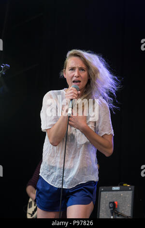 Lissie esegue al 2018 Cornbury Festival, grande Tew, Oxfordshire 15 luglio 2018. Elisabeth Corrin Mauro (nato il 21 novembre 1982), conosciuta come Lissie, è un cantante americano-cantautore. Ha rilasciato il suo debutto EP, "perché ti Runnin'', nel novembre 2009. Il suo album di debutto, la cattura di una tigre, è stato rilasciato nel giugno 2010. Foto Stock