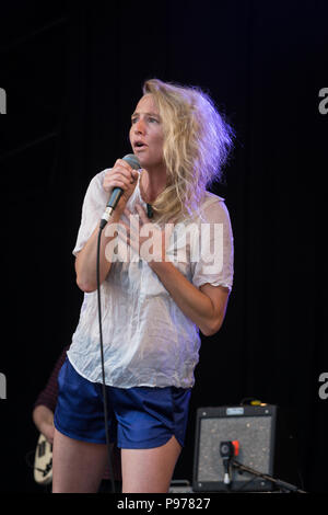 Lissie esegue al 2018 Cornbury Festival, grande Tew, Oxfordshire 15 luglio 2018. Elisabeth Corrin Mauro (nato il 21 novembre 1982), conosciuta come Lissie, è un cantante americano-cantautore. Ha rilasciato il suo debutto EP, "perché ti Runnin'', nel novembre 2009. Il suo album di debutto, la cattura di una tigre, è stato rilasciato nel giugno 2010. Foto Stock