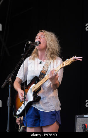 Lissie esegue al 2018 Cornbury Festival, grande Tew, Oxfordshire 15 luglio 2018. Elisabeth Corrin Mauro (nato il 21 novembre 1982), conosciuta come Lissie, è un cantante americano-cantautore. Ha rilasciato il suo debutto EP, "perché ti Runnin'', nel novembre 2009. Il suo album di debutto, la cattura di una tigre, è stato rilasciato nel giugno 2010. Foto Stock