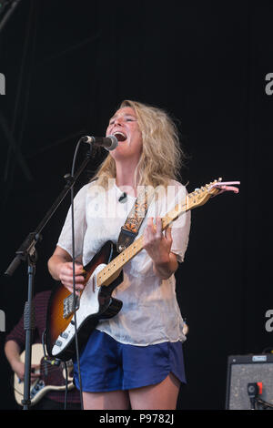 Lissie esegue al 2018 Cornbury Festival, grande Tew, Oxfordshire 15 luglio 2018. Elisabeth Corrin Mauro (nato il 21 novembre 1982), conosciuta come Lissie, è un cantante americano-cantautore. Ha rilasciato il suo debutto EP, "perché ti Runnin'', nel novembre 2009. Il suo album di debutto, la cattura di una tigre, è stato rilasciato nel giugno 2010. Foto Stock