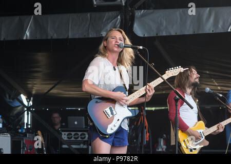 Lissie esegue al 2018 Cornbury Festival, grande Tew, Oxfordshire 15 luglio 2018. Elisabeth Corrin Mauro (nato il 21 novembre 1982), conosciuta come Lissie, è un cantante americano-cantautore. Ha rilasciato il suo debutto EP, "perché ti Runnin'', nel novembre 2009. Il suo album di debutto, la cattura di una tigre, è stato rilasciato nel giugno 2010. Foto Stock