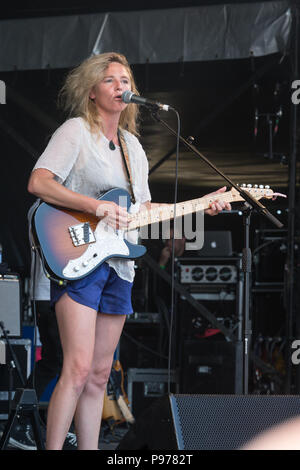 Lissie esegue al 2018 Cornbury Festival, grande Tew, Oxfordshire 15 luglio 2018. Elisabeth Corrin Mauro (nato il 21 novembre 1982), conosciuta come Lissie, è un cantante americano-cantautore. Ha rilasciato il suo debutto EP, "perché ti Runnin'', nel novembre 2009. Il suo album di debutto, la cattura di una tigre, è stato rilasciato nel giugno 2010. Foto Stock