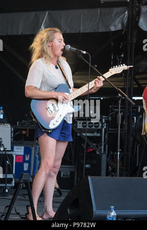 Lissie esegue al 2018 Cornbury Festival, grande Tew, Oxfordshire 15 luglio 2018. Elisabeth Corrin Mauro (nato il 21 novembre 1982), conosciuta come Lissie, è un cantante americano-cantautore. Ha rilasciato il suo debutto EP, "perché ti Runnin'', nel novembre 2009. Il suo album di debutto, la cattura di una tigre, è stato rilasciato nel giugno 2010. Foto Stock