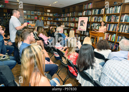 Coral Gables, FL, Stati Uniti d'America. 13 Luglio, 2018. Autore Brittany Berger segni copie del suo libro "25 e auto-ish' a libri e libri sulla luglio 13, 2018 in Coral Gables, Florida. Credito: Mpi10/media/punzone Alamy Live News Foto Stock