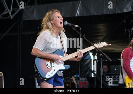 Lissie esegue al 2018 Cornbury Festival, grande Tew, Oxfordshire 15 luglio 2018. Elisabeth Corrin Mauro (nato il 21 novembre 1982), conosciuta come Lissie, è un cantante americano-cantautore. Ha rilasciato il suo debutto EP, "perché ti Runnin'', nel novembre 2009. Il suo album di debutto, la cattura di una tigre, è stato rilasciato nel giugno 2010. Foto Stock