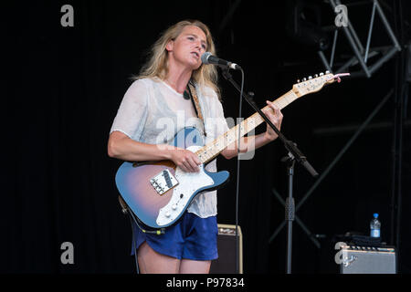 Lissie esegue al 2018 Cornbury Festival, grande Tew, Oxfordshire 15 luglio 2018. Elisabeth Corrin Mauro (nato il 21 novembre 1982), conosciuta come Lissie, è un cantante americano-cantautore. Ha rilasciato il suo debutto EP, "perché ti Runnin'', nel novembre 2009. Il suo album di debutto, la cattura di una tigre, è stato rilasciato nel giugno 2010. Foto Stock