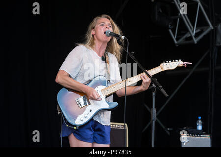 Lissie esegue al 2018 Cornbury Festival, grande Tew, Oxfordshire 15 luglio 2018. Elisabeth Corrin Mauro (nato il 21 novembre 1982), conosciuta come Lissie, è un cantante americano-cantautore. Ha rilasciato il suo debutto EP, "perché ti Runnin'', nel novembre 2009. Il suo album di debutto, la cattura di una tigre, è stato rilasciato nel giugno 2010. Foto Stock