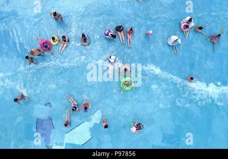 Linyi. Il 15 luglio 2018. In questa foto aeree prese sulla luglio 15, 2018 persone hanno divertimento in acqua di un parco divertimenti in Linyi, est della Cina di Provincia dello Shandong. Le persone in tutta la Cina uniti in varie attività in acqua di raffreddamento cercano sollievo dal caldo estivo onde. Credito: Du Yubao/Xinhua/Alamy Live News Foto Stock