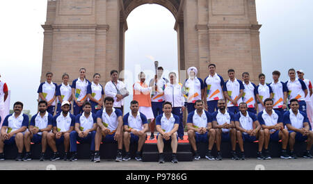 New Delhi, India. Il 15 luglio 2018. Indian atleti e funzionari pongono con giochi asiatici torcia vicino alla porta dell'India un monumento a Nuova Delhi, India, 15 luglio, 2018. Xviii Giochi Asiatici è programmata per iniziare a Giacarta il 18 agosto. Credito: Partha Sarkar/Xinhua/Alamy Live News Foto Stock