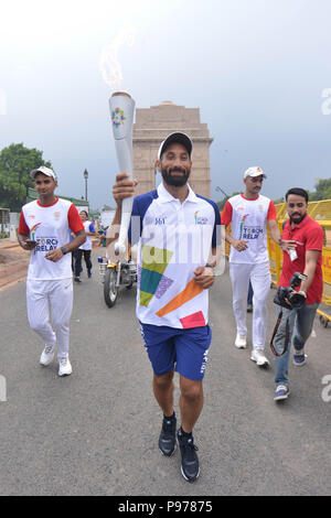 New Delhi, India. Il 15 luglio 2018. Indian giocatore di hockey Sardar Singh (anteriore) viene eseguito con giochi asiatici torcia durante la torcia relè in New Delhi, India, 15 luglio, 2018. Xviii Giochi Asiatici è programmata per iniziare a Giacarta il 18 agosto. Credito: Partha Sarkar/Xinhua/Alamy Live News Foto Stock