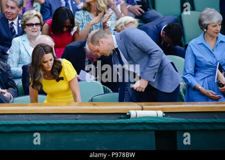 Londra, UK, 15 Luglio 2018: il primo ministro Theresa Maggio la Duchessa di Kate e il principe William in visita a Wimbledon uomini finale al giorno 13 al Wimbledon Tennis Championships 2018 All England Lawn Tennis e Croquet Club di Londra. Credito: Frank Molter/Alamy Live news Foto Stock