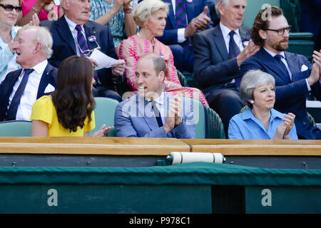 Londra, UK, 15 Luglio 2018: il primo ministro Theresa Maggio la Duchessa di Kate e il principe William in visita a Wimbledon uomini finale al giorno 13 al Wimbledon Tennis Championships 2018 All England Lawn Tennis e Croquet Club di Londra. Credito: Frank Molter/Alamy Live news Foto Stock