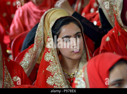 Srinagar, Jammu e Kashmir in India. Il 15 luglio 2018. Un musulmano del Kashmir sposa frequentare una massa-cerimonia nuziale in area Sonwar di Srinagar, la capitale estiva della controllata indiana Kashmir India. Almeno 105 insiemi di coppie hanno partecipato alla santa Messa cerimonia di matrimonio organizzato dal Consiglio Jaffari di Jammu e Kashmir sciita organizzazione musulmana in India. Credito: Masrat Zahra SOPA/images/ZUMA filo/Alamy Live News Foto Stock