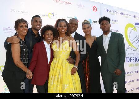 In California, Stati Uniti d'America. Il 14 luglio 2018. Malibu, CA. 14 Luglio, 2018. Dolores Robinson, Rodney Peete Jr, romano, Peete Holly Robsinson Peete, Rodney Peete, Ryan Peete, James Robinson Peete presso gli arrivi per la fondazione HollyRod xx DesignCare annuale di Gala, residenza privata, Malibu, CA Luglio 14, 2018. Credito: Priscilla concedere/Everett raccolta credito: Everett Collection Inc/Alamy Live News/Alamy Live News Foto Stock