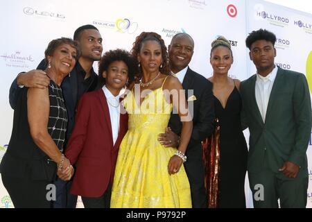 In California, Stati Uniti d'America. Il 14 luglio 2018. Malibu, CA. 14 Luglio, 2018. Dolores Robinson, Rodney Peete Jr, romano, Peete Holly Robsinson Peete, Rodney Peete, Ryan Peete, James Robinson Peete presso gli arrivi per la fondazione HollyRod xx DesignCare annuale di Gala, residenza privata, Malibu, CA Luglio 14, 2018. Credito: Priscilla concedere/Everett raccolta credito: Everett Collection Inc/Alamy Live News/Alamy Live News Foto Stock