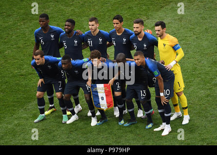 Mosca, Russia. Il 15 luglio 2018. Foto del Team Francia, indietro riga da sinistra a destra: Paul Pogba, Samuel Umtiti, Lucas Hernandez, Raphael Varane, Olivier Giroud e portiere Hugo Lloris; fila anteriore da sinistra a destra: Antoine Griezmann, Blaise Matuidi, Benjamin Pavard, N'Golo/Ngolo Kante e Kylian Mbappe. GES/calcio/World Championship 2018 Russia, Finale: Francia - Croazia, 15.07.2018 GES/calcio/calcetto, Coppa del Mondo 2018 in Russia, Finale: Francia vs Croazia, Mosca, luglio 15, 2018 | Utilizzo di credito in tutto il mondo: dpa/Alamy Live News Credito: dpa picture alliance/Alamy Live News Credito: dpa picture alliance/Alam Foto Stock