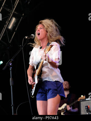 Oxfordshire, Regno Unito. Il 15 luglio 2018. Festival Cornbury Giorno 3 - Il 15 luglio 2018. Lissie esibirsi sul palco, grande Tew station wagon, Oxfordshire, UK Credit: Dawn Fletcher-Park/Alamy Live News Foto Stock