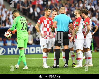 (180715) -- MOSCA, luglio 15, 2018 (Xinhua) -- i giocatori di Croazia sostengono con l'arbitro durante il 2018 FIFA World Cup match finale tra la Francia e la Croazia a Mosca, Russia, luglio 15, 2018. (Xinhua/Liu Dawei) Foto Stock