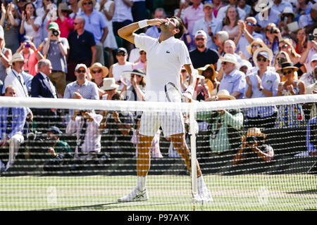 Londra, UK, 15 Luglio 2018: Novak Djokovic di Serbia ha vinto il suo terzo titolo Wimbledon al giorno 13 al Wimbledon Tennis Championships 2018 All England Lawn Tennis e Croquet Club di Londra. Credito: Frank Molter/Alamy Live news Foto Stock