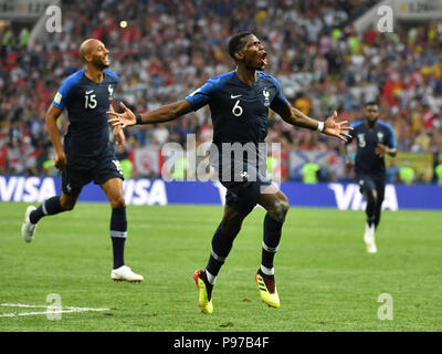 (180715) -- MOSCA, luglio 15, 2018 (Xinhua) -- Paul Pogba (anteriore) della Francia festeggia rigature durante il 2018 FIFA World Cup match finale tra la Francia e la Croazia a Mosca, Russia, luglio 15, 2018. (Xinhua/Li Ga) Foto Stock