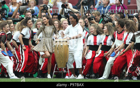 Mosca, Russia. Il 15 luglio 2018. Brasiliano ex giocatore di calcio Ronaldinho (C) anteriore è visto alla cerimonia di chiusura del 2018 FIFA World Cup a Mosca, Russia, luglio 15, 2018. Credito: Maohua Fei/Xinhua/Alamy Live News Foto Stock