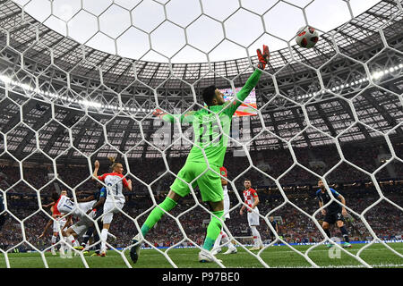 (180715) -- MOSCA, luglio 15, 2018 (Xinhua) -- il portiere Danijel Subasic (anteriore) della Croazia non riesce a salvare la palla durante il 2018 FIFA World Cup match finale tra la Francia e la Croazia a Mosca, Russia, luglio 15, 2018. (Xinhua/Liu Dawei) Foto Stock