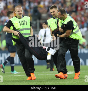 (180715) -- MOSCA, luglio 15, 2018 (Xinhua) -- Steward apprehend un invasore durante il 2018 FIFA World Cup match finale tra la Francia e la Croazia a Mosca, Russia, luglio 15, 2018. (Xinhua/Cao può) Foto Stock