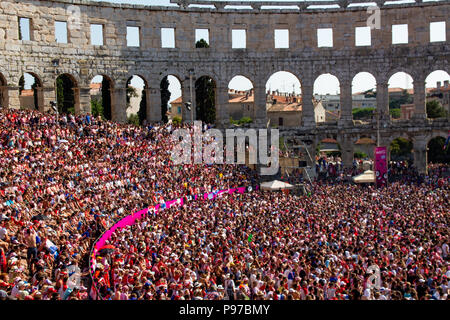 Pola, Croazia - 15 Luglio 2018: Anfiteatro Romano a Pola piena con i tifosi di calcio a guardare la partita finale di coppa del mondo tra la Russia e la Francia Credito: Dino Geromella/Alamy Live News Foto Stock