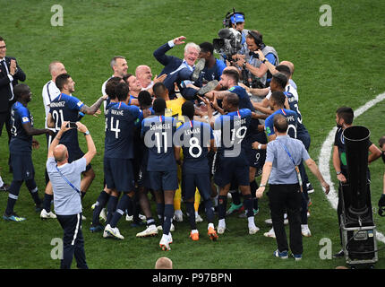 Mosca, Russia. Il 15 luglio 2018. Allenatore Didier Deschamps (Francia) è gettato in aria dopo il gioco dalla sua squadra. GES/calcio/World Championship 2018 Russia, Finale: Francia - Croazia, 15.07.2018 GES/calcio/calcetto, Coppa del Mondo 2018 in Russia, Finale: Francia vs Croazia, Mosca, luglio 15, 2018 | Utilizzo di credito in tutto il mondo: dpa/Alamy Live News Credito: dpa picture alliance/Alamy Live News Foto Stock