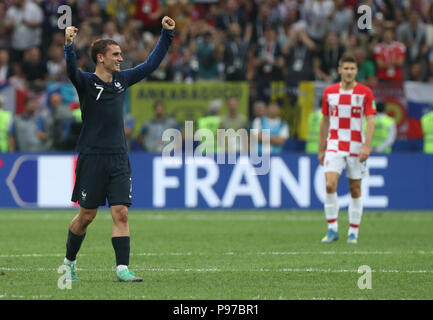 Mosca, Russia. Il 15 luglio 2018. Calcio World Cup 2018: gioco finale, Francia vs. Croazia al Luzhniki Stadium. In Francia la Antoine Griezmann celebra la vittoria. Credito: Cezaro De Luca/dpa/Alamy Live News Foto Stock