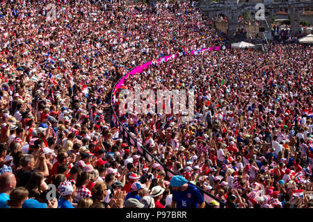 Pola, Croazia - 15 Luglio 2018: Anfiteatro Romano a Pola piena con i tifosi di calcio a guardare la partita finale di coppa del mondo tra la Russia e la Francia su uno schermo gigante Credito: Dino Geromella/Alamy Live News Foto Stock