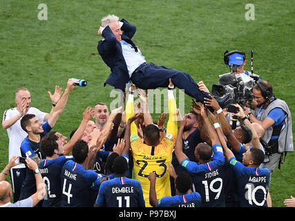 Mosca, Russia. Il 15 luglio 2018. Allenatore Didier Deschamps (Francia) è gettato in aria dopo il gioco dalla sua squadra. GES/calcio/World Championship 2018 Russia, Finale: Francia - Croazia, 15.07.2018 GES/calcio/calcetto, Coppa del Mondo 2018 in Russia, Finale: Francia vs Croazia, Mosca, luglio 15, 2018 | Utilizzo di credito in tutto il mondo: dpa/Alamy Live News Credito: dpa picture alliance/Alamy Live News Foto Stock